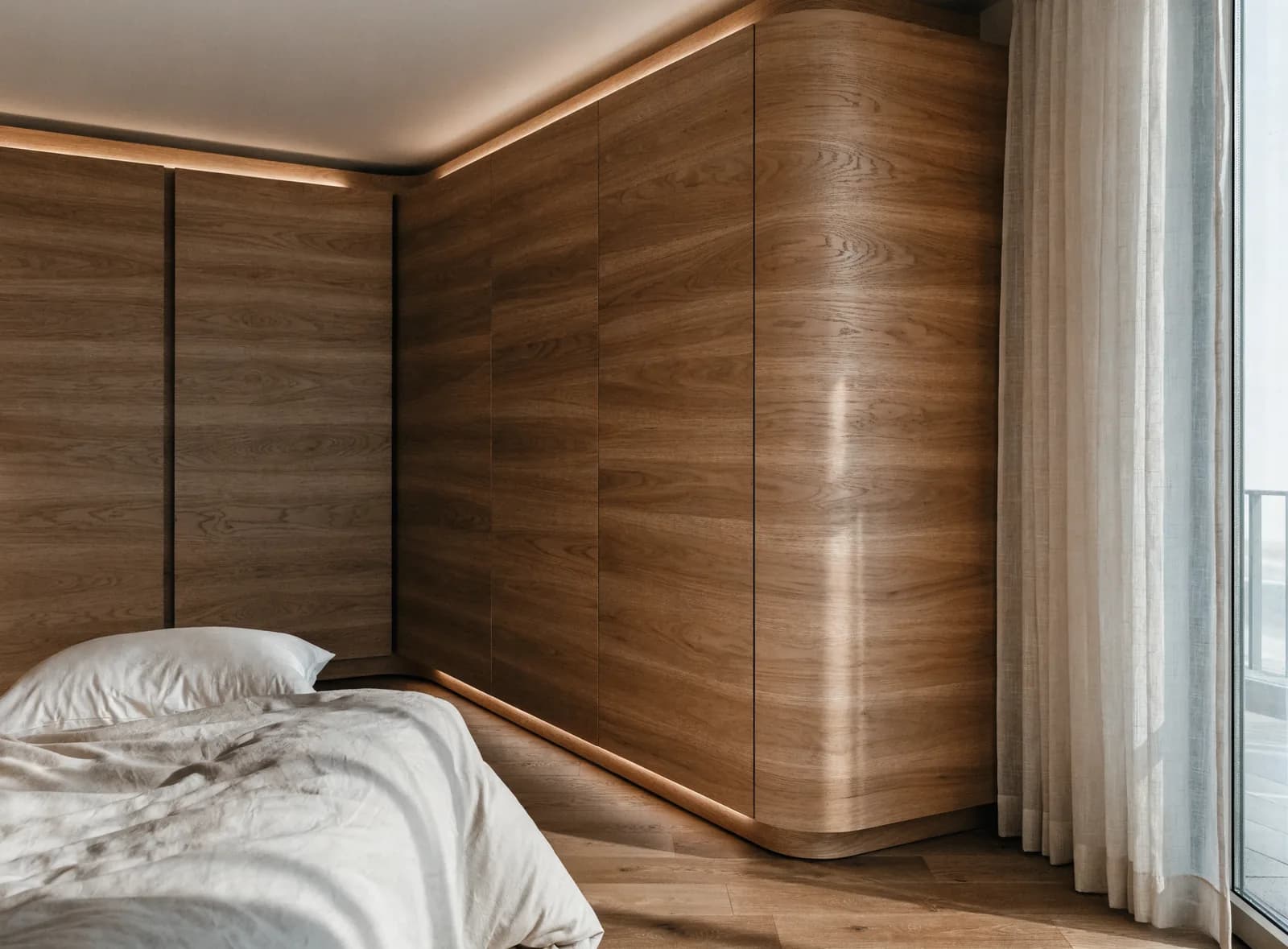 Maßgefertigter Einbauschrank aus Eiche in einem Schlafzimmer